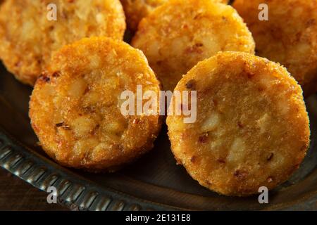 ALO TIKKIS, FRITTO E PROFONDO, SERVITO CALDO SU UN PIATTO Foto Stock