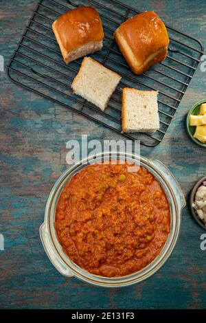 PAV E BHAJI SERVITI CALDI E TENUTI SU UN TAVOLO Foto Stock