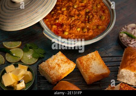 DELIZIOSO CURRY BHAJI CON PAV ALLA GRIGLIA TENUTO A TAVOLA Foto Stock