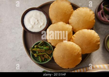 PURIS FRITTO SERVITO CALDO SU UN PIATTO INSIEME CON CAGLIATA E SOTTACETI Foto Stock