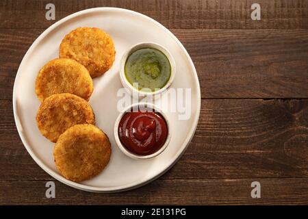ALOO TIKKIS SERVITO CALDO CON CHUTNEY E SALSA Foto Stock