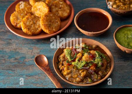 PINDI CHOLE CURRY SERVITO CON ALOO TIKKI E CHUTNEY Foto Stock