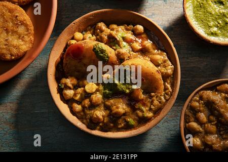 PINDI CHOLE CURRY SERVITO CALDO IN UNA CIOTOLA CON L'ALTRO ARTICOLI ALIMENTARI Foto Stock