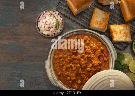 DELIZIOSO CURRY BHAJI SERVITO IN CIOTOLA TENUTO INSIEME CON CROCCANTE PAVS Foto Stock