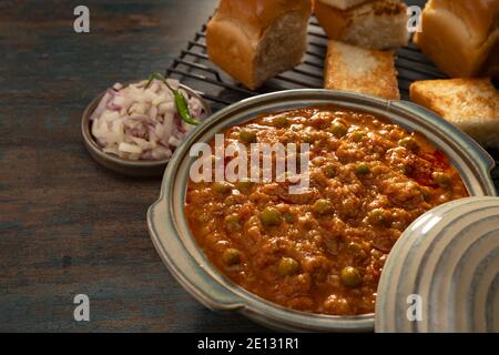 UNA CIOTOLA DI CURRY BHAJI SERVITO CALDO CON PAVS ALLA GRIGLIA Foto Stock