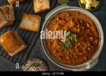 UNA CIOTOLA DI CURRY BHAJI GUARNITO SERVITA CON PAVS ALLA GRIGLIA Foto Stock