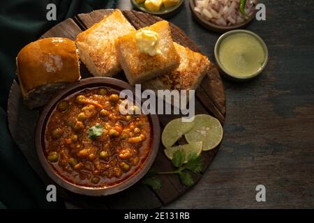 DELIZIOSO PAV BHAJI SERVITO CON ANTIPASTI SU UN VASSOIO DI LEGNO Foto Stock