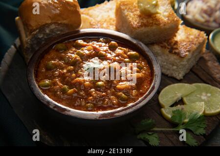 BHAJI GUARNITO AL CURRY SERVITO CON PAVS CROCCANTE Foto Stock