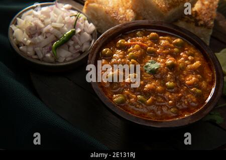 CIOTOLA DI CURRY BHAJI GUARNITO SERVITA CON PAVS E TAGLIATA CIPOLLA Foto Stock