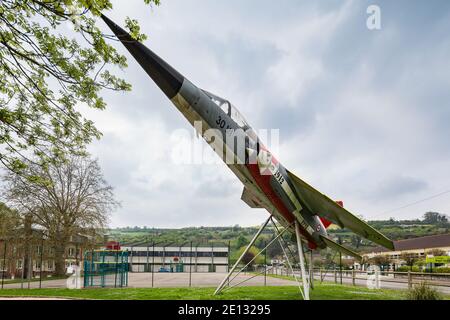 Les Andelys, Normandia Francia - 3 maggio 2013: Un Mirage F1 dello squadrone Normandie Niemen in mostra vicino all'ufficio informazioni turistiche Foto Stock