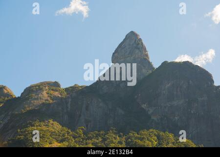 Alcune montagne vicino a Teresopolis nello Stato di Rio de Janeiro in Brasile, preso da un parcheggio a sud della città Foto Stock