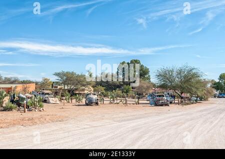 SOLITAIRE, NAMIBIA - 22 GIUGNO 2012: Relitti di auto d'epoca, camion e un trattore a Solitaire Foto Stock