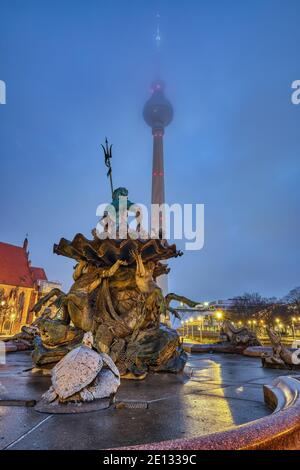 Mattina d'autunno alla Torre della Televisione e al Nettuno fontana di Alexanderplatz a Berlino Foto Stock