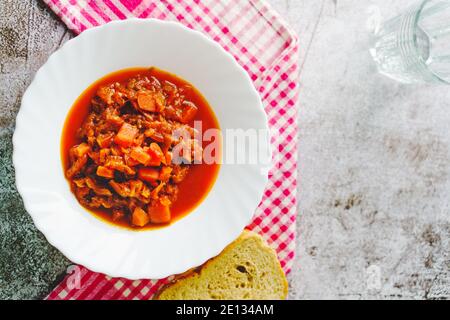 Vista dall'alto sulla zuppa Borscht in piatto - fresca fatta in casa Pasto tradizionale Borsch sul tavolo con spazio per fotocopie Foto Stock