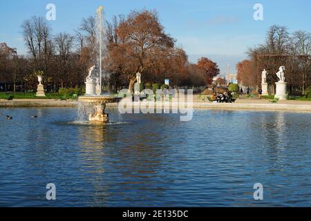 PARIGI, FRANCIA -18 dic 2020- Vista di un giorno del giardino Jardin des Tuileries nel 1 ° arrondissement di Parigi. Foto Stock