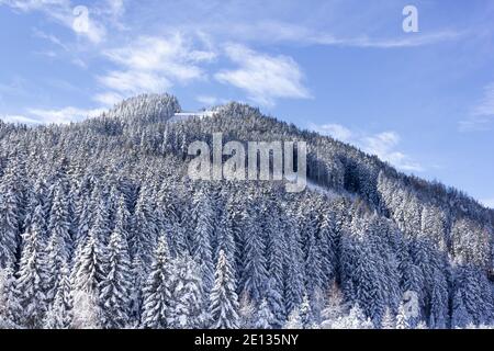 La montagna Rittisberg con alberi innevati e bel tempo durante l'inverno a Ramsau am Dachstein (Liezen, Austria) Foto Stock