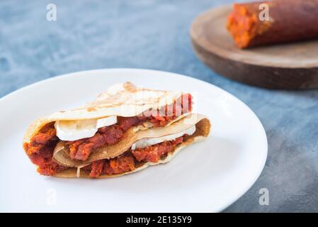 vista frontale della crepe sobrasada e del formaggio Foto Stock