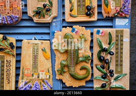 Kitsch termometri souvenir con Provence Temi incl. Olive Lavanda & Lizards o Geckos nel negozio di articoli da regalo o Stall le Castellet Provence France Foto Stock