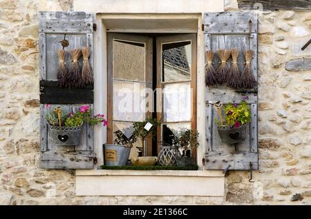 Finestre decorate e persiane abbellite con grumi di lavanda & Piantatrici di finestre a le Castellet Var Provence France Foto Stock