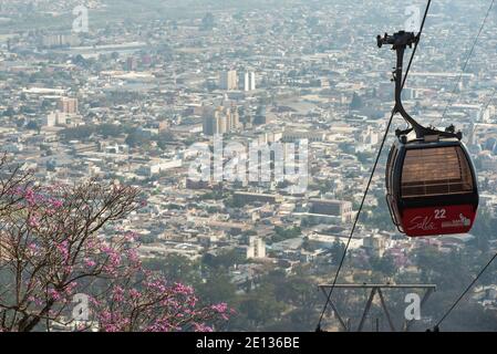 Vista aerea dalla funivia di Salta sulla città di Salta. La funivia collega la città con la cima del Cerro San Bernardo Foto Stock