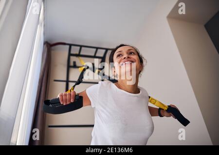 Donna allegra atletica che esegue una pressa del petto Foto Stock