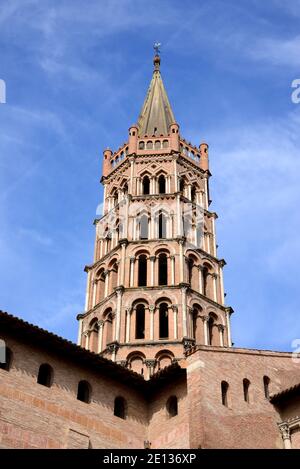 Campanile o Campanile della Chiesa romanica o Basilica Di Saint-Sernin (1180) Tolosa Haute-Garonne Francia Foto Stock