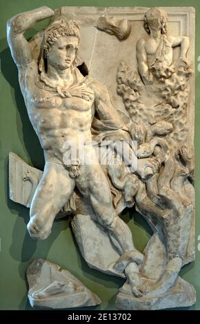 Hercules Fighting Hydra Lemaea (3rc) Carving marmo o scultura romana Museo Saint-Raymond Toulouse France Foto Stock