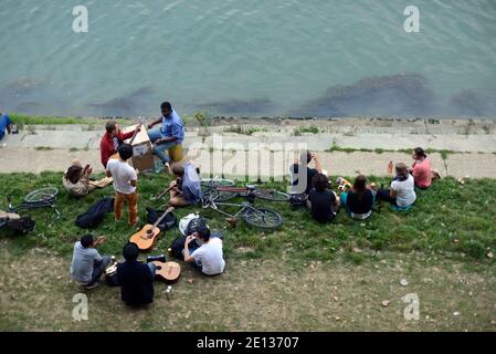 Studenti o giovani che immagina e riproducono musica sul Rive della Garonna Toulouse Francia Foto Stock