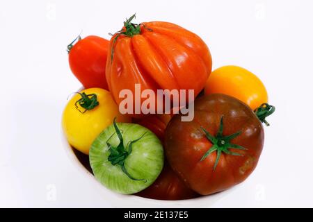 pomodori heirloom conosciuto anche come collezione di pomodori patrimonio isolato con sfondo bianco Foto Stock