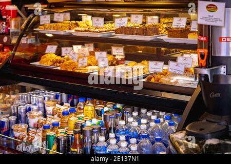 Varietà di pasticcini e bevande su un refrigeratore a esposizione presso il negozio Lotus Biscoff Coffee Corner al Pier 39. Foto Stock