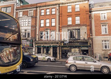 Clifton Court Bar e Lanigans pub e hotel a Eden Quay da Rosie Hackett Bridge. Dublino. Irlanda. Foto Stock