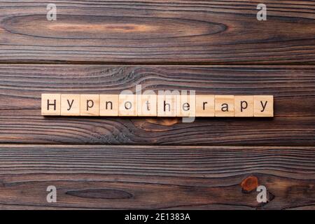 Parola di ipnotherapy scritta su blocco di legno. Testo di ipnotherapy su tavolo di legno per il vostro desing, concetto. Foto Stock