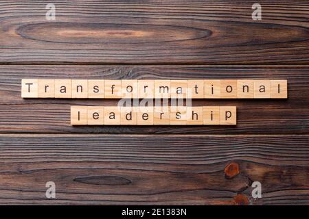 trasformazione parola di leadership scritta su legno blocco. trasformazione leadership testo su tavola di legno per il vostro desing, concetto. Foto Stock