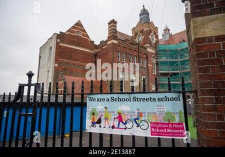 Brighton UK 4 gennaio 2021 - e 'tranquillo fuori St Luke's Primary School a Brighton dopo il Brighton & Hove City Council ha consigliato alle scuole primarie della città di rimanere chiuso e passare a remoto online apprendimento fino al 18 gennaio: Credit Simon Dack / Alamy Live News Foto Stock