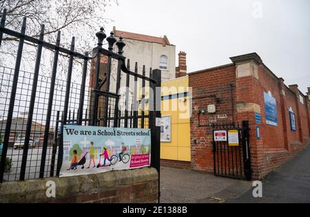 Brighton UK 4 gennaio 2021 - e 'tranquillo fuori St Luke's Primary School a Brighton dopo il Brighton & Hove City Council ha consigliato alle scuole primarie della città di rimanere chiuso e passare a remoto online apprendimento fino al 18 gennaio: Credit Simon Dack / Alamy Live News Foto Stock