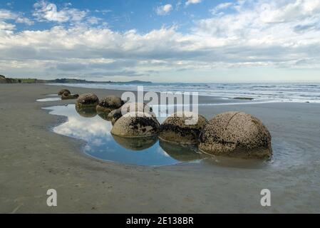 Moeraki Boulders su Koekohe Beach Otago Nuova Zelanda Foto Stock