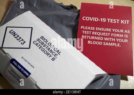 privato commerciale pubblicato covid-19 anticorpo sangue test kit per la casa test per la ricerca di anticorpi del coronavirus ricevuti tramite il post nel regno unito Foto Stock