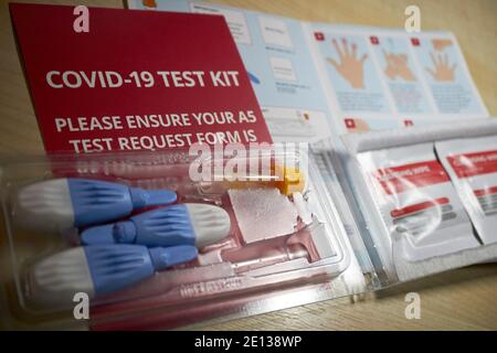 kit per analisi del sangue con anticorpi covid-19 pubblicato in commercio per test a domicilio per gli anticorpi del coronavirus con istruzioni ricevute nel regno unito Foto Stock