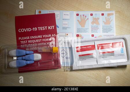 kit per test ematici con anticorpi covid-19 pubblicato in commercio da roche per uso domestico test per la ricerca di anticorpi del coronavirus con istruzioni ricevute nel regno unito Foto Stock