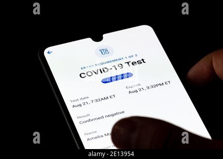 L'app Vaccine Passport ha visualizzato uno smartphone Foto Stock
