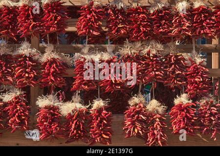 Peperoncino ristras (peperoni rossi) in stallo del fornitore a Santa Fe, New Mexico, NEGLI STATI UNITI Foto Stock