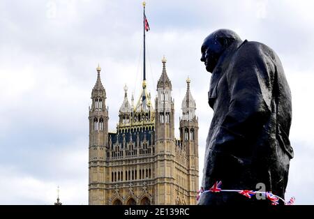 Londra, Regno Unito. 07 settembre 2019. Un monumento di Winston Churchill, ex primo ministro della Gran Bretagna, di fronte alla Torre Vittoria del Palazzo di Westminster. Credit: Waltraud Grubitzsch/dpa-Zentralbild/ZB/dpa/Alamy Live News Foto Stock