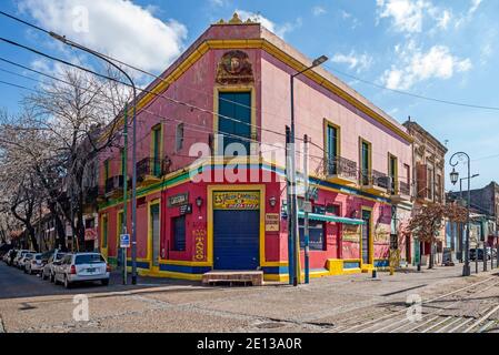 Casa colorata rosa e rossa nel quartiere la Boca di Buenos Aires, Argentina. La Boca è un quartiere antico Foto Stock