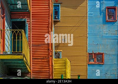 Case ipiche nel quartiere la Boca a Buenos Aires, Argentina. La Boca è un quartiere antico, una zona colorata e povera della città Foto Stock