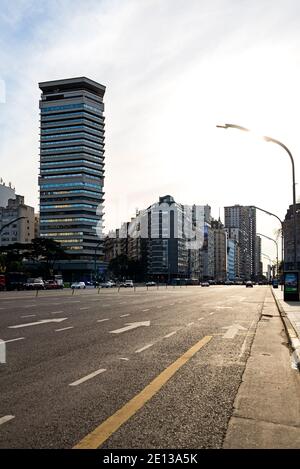 Buenos Aires, quartiere finanziario di Retiro. Strade vuote durante una soleggiata giornata invernale Foto Stock