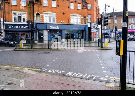 Epsom, Londra UK, gennaio 03 2021, attraversamento pedonale controllato da luci stradali Foto Stock
