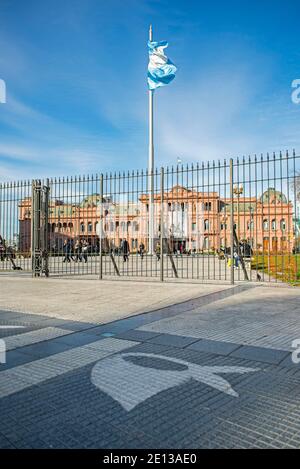 Plaza de Mayo a Buenos Aires, Argentina. Si ritiene che sia il sito fondamentale della città. Casa Rosada sullo sfondo Foto Stock