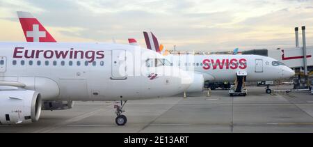 Londra, Regno Unito. 8 settembre 2019. Un aereo della compagnia aerea economica tedesca Eurowings si trova accanto ad un aereo della compagnia aerea svizzera Swiss all'aeroporto di Heathrow a Londra. L'aeroporto internazionale di Heathrow è uno dei sei aeroporti di Londra. Credit: Waltraud Grubitzsch/dpa-Zentralbild/ZB/dpa/Alamy Live News Foto Stock