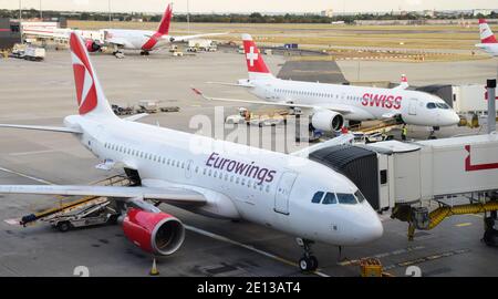 Londra, Regno Unito. 8 settembre 2019. Un aereo della compagnia aerea economica tedesca Eurowings si trova accanto ad un aereo della compagnia aerea svizzera Swiss all'aeroporto di Heathrow a Londra. L'aeroporto internazionale di Heathrow è uno dei sei aeroporti di Londra. Credit: Waltraud Grubitzsch/dpa-Zentralbild/ZB/dpa/Alamy Live News Foto Stock