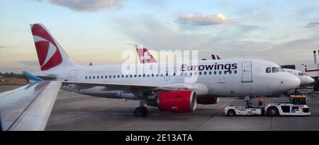 Londra, Regno Unito. 8 settembre 2019. Un aereo della compagnia aerea economica tedesca Eurowings si trova accanto ad un aereo della compagnia aerea svizzera Swiss all'aeroporto di Heathrow a Londra. L'aeroporto internazionale di Heathrow è uno dei sei aeroporti di Londra. Credit: Waltraud Grubitzsch/dpa-Zentralbild/ZB/dpa/Alamy Live News Foto Stock